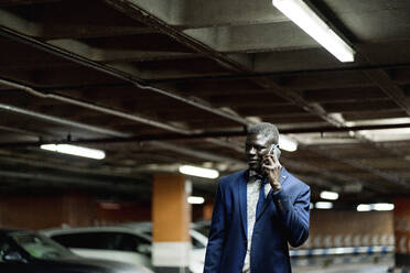 Young businessman on the phone in a garage - EGAF00065