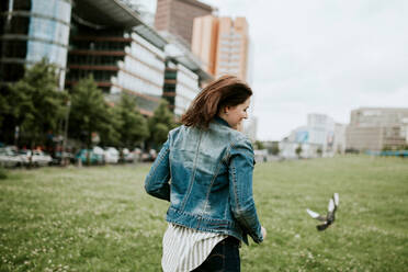 Deutschland, Berlin, Rückansicht einer jungen Frau mit Jeansjacke - VBF00038