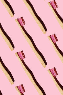 Digital erzeugtes Muster mit Bambuszahnbürsten auf rosa Hintergrund - GEMF03720