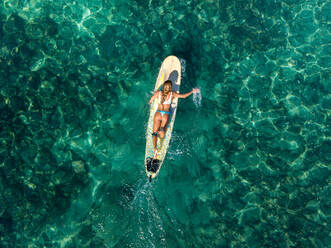 Luftaufnahme von Trois Bassin Surf Spot, Surfer paddelt vertikale Ansicht, Insel Reunion, Indischer Ozean - AAEF08323