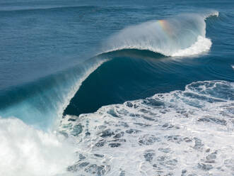 Luftaufnahme des Surfspots Etang Sale les bains, einzigartige Wellenform, Insel La Réunion Indischer Ozean - AAEF08325