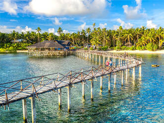 Luftaufnahme des Cloud 9 Surfdecks, Morgens erste Lichter, General Luna Stadt, Siargao Insel, Philippinen - AAEF08330