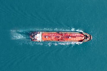 Luftaufnahme eines Gastankschiffs, das in der Nähe von Istanbul den Ozean durchquert. - AAEF08333