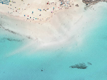 Luftaufnahme von Menschen und Sonnenschirmen am Meer am wunderschönen Strand La Pelosa, Stintino, Sardinien, Italien. - AAEF08352
