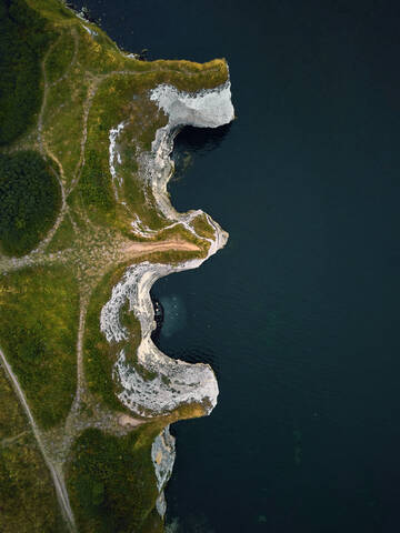 Luftaufnahme einer seltsamen buchstabenförmigen Formation entlang der Klippe bei Old Harry Rocks, Studland, Dorset, England., lizenzfreies Stockfoto