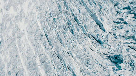 Luftaufnahme einer Gletschertextur und Gletscherspalten, Chiesa in Valmalenco, Lombardei, Italien. - AAEF08357
