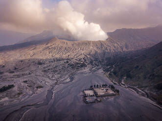 Luftaufnahme des aktiven Vulkans Bromo mit dem Luhur-Poten-Tempel im Vordergrund, Sukapura, Jawa Timur, Indonesien. - AAEF08366