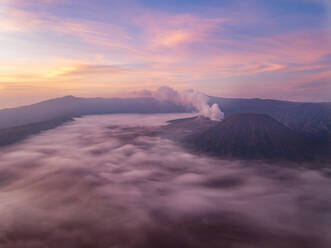Luftaufnahme des aktiven rauchenden Vulkans Bromo (links) mit dem Berg Batok (rechts), Sukapura, Jawa Timur, Indonesien. - AAEF08367