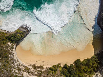 Luftaufnahme des Kelingking Beach, auch T-Rex Beach genannt, Insel Nusa Penida, Bali, Indonesien - AAEF08371