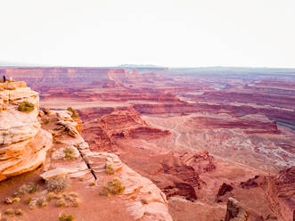 Luftaufnahme des Hauptaussichtspunkts, der Schluchten und des Flusses am Dead Horse Point im Dead Horse State Park, Moab, Utah - AAEF08399