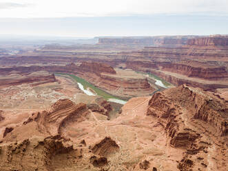 Luftaufnahme des Hauptaussichtspunkts, der Schluchten und des Flusses am Dead Horse Point im Dead Horse State Park, Moab, Utah - AAEF08400