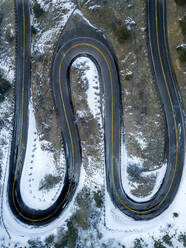 Luftaufnahme der Lookout Mountain Roadway, Schneeschmelze, schwarzer Belag, Ansicht von oben in Golden, Colorado. - AAEF08401