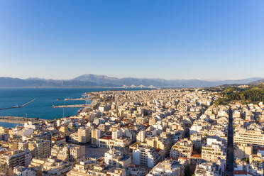 Luftaufnahme von Gebäuden mit dem Meer im Hintergrund in Patras, Griechenland - AAEF08411