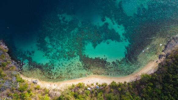 Luftaufnahme des unbenannten Strandes und des angrenzenden Riffs auf der Insel Cadlao, El Nido, Palawan, Philippinen - AAEF08425