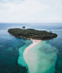 Luftaufnahme der von türkisfarbenem Wasser umgebenen Insel Kawhagan, Del Carmen, Surigao del Norte, Philippinen - AAEF08449