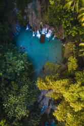 Luftaufnahme des von Bäumen umgebenen Wasserfalls Cambugahay in Tigbawan, Lazi, Siquijor, Philippinen - AAEF08455