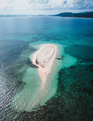 Luftaufnahme der von türkisfarbenem Wasser umgebenen Naked Island in Dapa, Surigao del Norte, Philippinen - AAEF08461