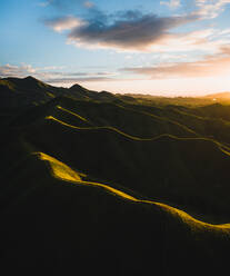 Luftaufnahme der Berge bei Sonnenuntergang im Alicia Panoramic Park, Alicia, Bohol, Philippinen - AAEF08463