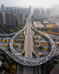 Luftaufnahme einer Überführung in Chengdu, China, während der Hauptverkehrszeit - AAEF08484