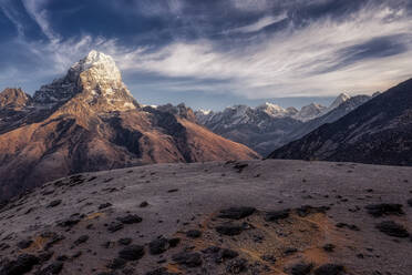 Luftaufnahme des Taboche (6.542 m) im Frühling, in der Nähe des Basislagers der Ama Dablam, Himalaya, Nepal. Die Aufnahme entstand am frühen Morgen, kurz nach Sonnenaufgang. - AAEF08522