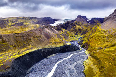 Luftaufnahme der Gletscher des eisbedeckten Vulkans Oraefajokull, Island, mit Flüssen, die aus dem vom Gletscher modellierten tiefen Tal im Vordergrund kommen. - AAEF08528