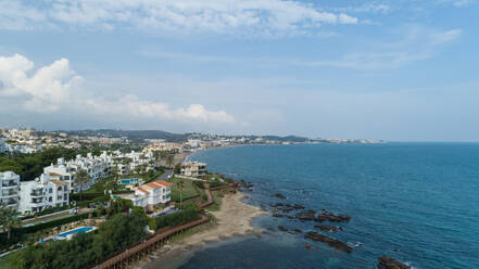 Luftaufnahme von Playa de Butibamba, La Cala de Mijas, Malaga Spanien. - AAEF08533