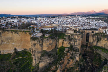 Luftaufnahme der Brücke in Ronda, Andalusien, Malaga Spanien - AAEF08540