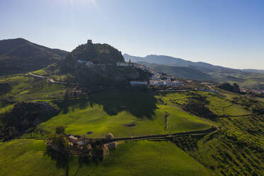 Luftaufnahme des Tribut-Turms von Zahara de la Sierra, Andalusien Spanien - AAEF08543