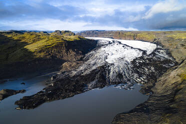 Luftaufnahme des Solheimajokull-Gletschers (der Teil des Myrdalsjokull-Gletschers ist) in Island - AAEF08546