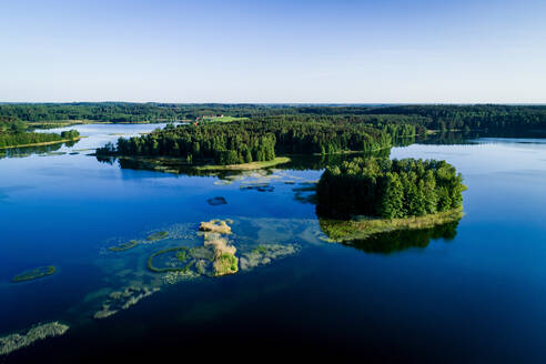 Luftaufnahme des Nava-Sees im Sommer bei Aukstadvaris, Litauen - AAEF08551