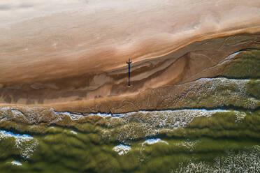Luftaufnahme von Person Silhouette Schatten stehen auf Ostsee Küste Strand in Klaipeda, Litauen. Perspektive der schönen Natur Muster auf der Oberfläche. - AAEF08562