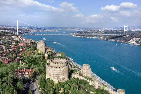 Blick auf Istanbul und die Fatih-Sultan-Mehmet-Brücke von der historischen Burg Roumeli Hissar (Rumeli Hisarı), Istanbul, Türkei - AAEF08574