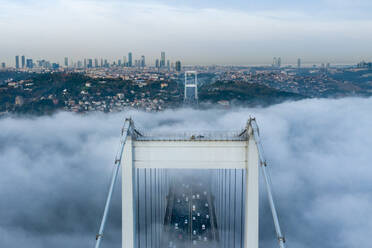 Nebliger Blick auf die Fatih-Sultan-Mehmet-Brücke in Istanbul, Türkei. - AAEF08578