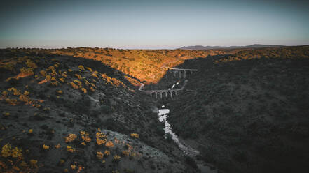 Luftaufnahme von zwei Brücken bei Sonnenuntergang in Pueblo Verano, Spanien - AAEF08582