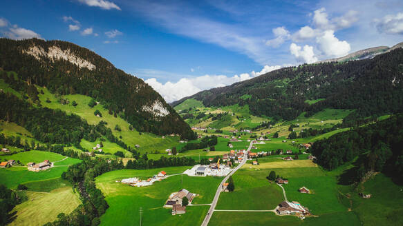 Luftaufnahme von drei traditionellen Schweizer Dörfern, Schweiz - AAEF08584