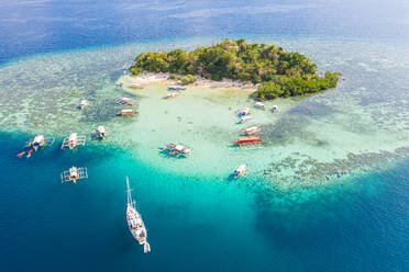 Luftaufnahme von CYC Beach mit Booten im Vordergrund, Coron, Palawan, Philippinen. - AAEF08602
