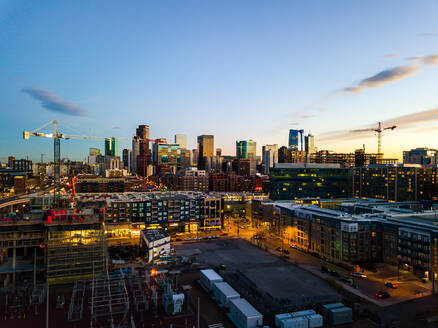 Luftaufnahme der Stadtsilhouette, Gebäude, Kran, Konstruktionen in Denver, Colorado. - AAEF08608