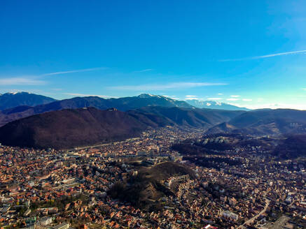 Luftaufnahme der Stadt Brasov mit dem Bucegi-Gebirge in der Ferne, Rumänien - AAEF08612