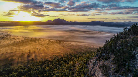 Luftaufnahme von Mt Jim Crow,(Baga), Yeppoon, Queensland, Australien - AAEF08614