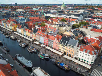 Luftaufnahme des historischen Wahrzeichens der Nyhavn-Stadthäuser aus dem 17. und 18. Jahrhundert, Kopenhagen, Dänemark. - AAEF08620