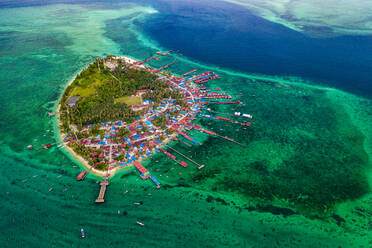 Luftaufnahme der tropischen Insel Derawan, Borneo, Indonesien, die sowohl als Hauptort für viele einheimische Fischerfamilien als auch als Tauchbasis für Touristen dient. - AAEF08632