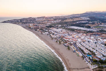 Luftaufnahme von Playa de Las Buganvillas, La Cala de Mijas, Malaga Spanien. - AAEF08635