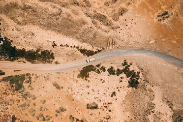 Luftaufnahme eines Lastwagens auf einer Schotterstraße in trockenem Wüstenklima, Majanicho, Insel Fuerteventura. - AAEF08636