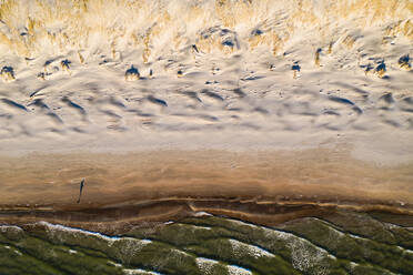 Luftaufnahme von Person Silhouette Schatten stehen auf Ostsee Küste Strand in Klaipeda, Litauen. Perspektive der schönen Natur Muster auf der Oberfläche. - AAEF08642