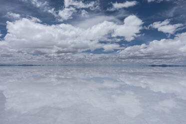 Blick auf Wolken, die über einen Himmel ziehen, der sich in einem See spiegelt. - ISF24131