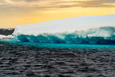 Nahaufnahme eines Gletschers auf dem antarktischen Meer, unten blau und oben weiß. - ISF24135