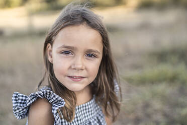 Porträt eines kleinen Mädchens in der Natur - SNF00190