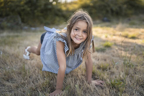 Porträt eines glücklichen kleinen Mädchens, das in der Natur spielt - SNF00192