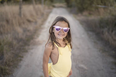 Porträt eines kleinen Mädchens mit verspiegelter Sonnenbrille - SNF00196
