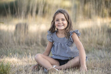 Porträt eines lächelnden kleinen Mädchens in der Natur - SNF00198